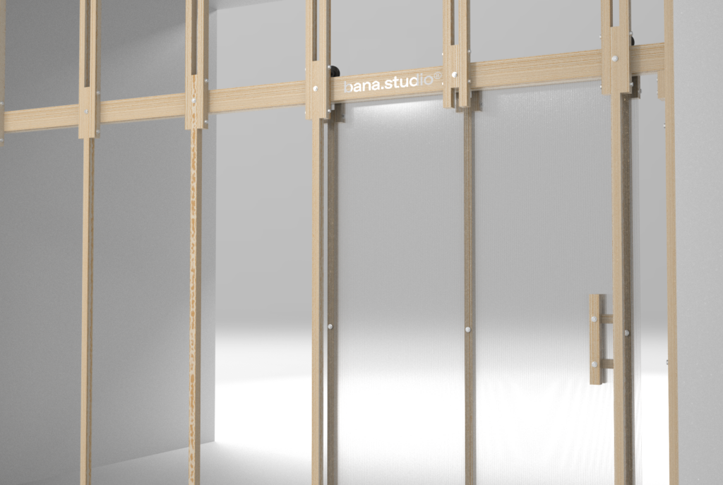 Detalle en primer plano de la estructura de madera de la fachada, con los anclajes metálicos entre montantes y el logotipo grabado en el travesaño superior.