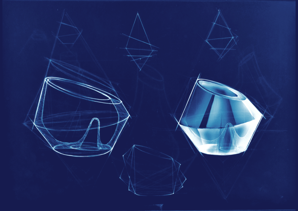 Boceto técnico en azul (estilo cianotipo) de la copa, con dos vistas del diseño cónico y sus formas geométricas auxiliares, y un render translúcido del vaso con el pico central iluminado.